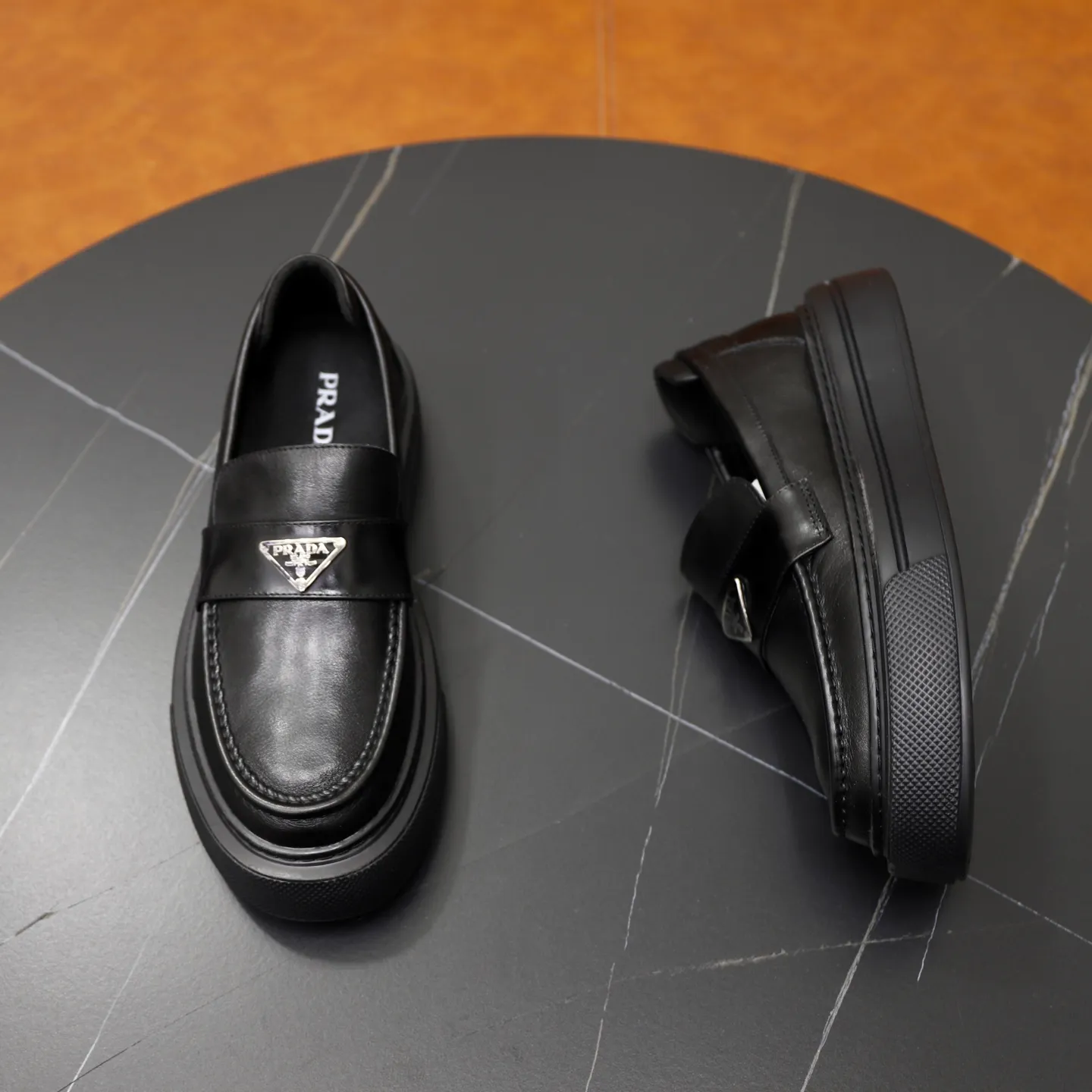 Ex-factory price: 500💰🙅‍♂️🙅‍♂️🙅‍♂️ Brand: PRADA Standard code: Men's code 38-44 (45 can be customized) Grade: Same style as the official website Original order quality Material: Original cowhide surface Comfortable lining Original outsole Style category: Men's fashionable casual leather shoes Distinguished big-name luxury elements Top luxury Color: Color of the actual picture